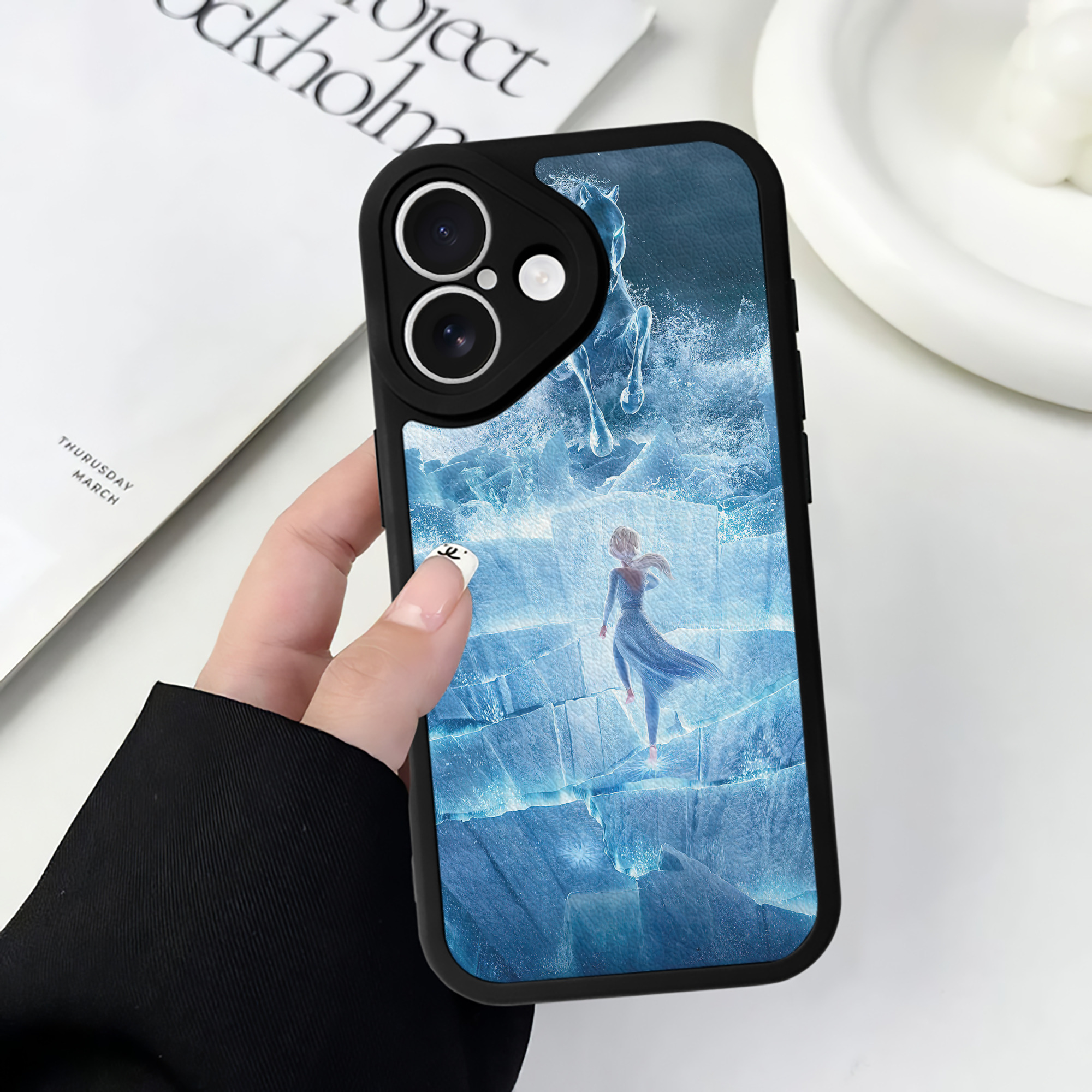 （画像用） アナと雪の女王 アンナ エルサ Frozen Anna Elsa 【iPhone 16シリーズ対応】シリコンスマホケース（レザー調） 材質：シリコン